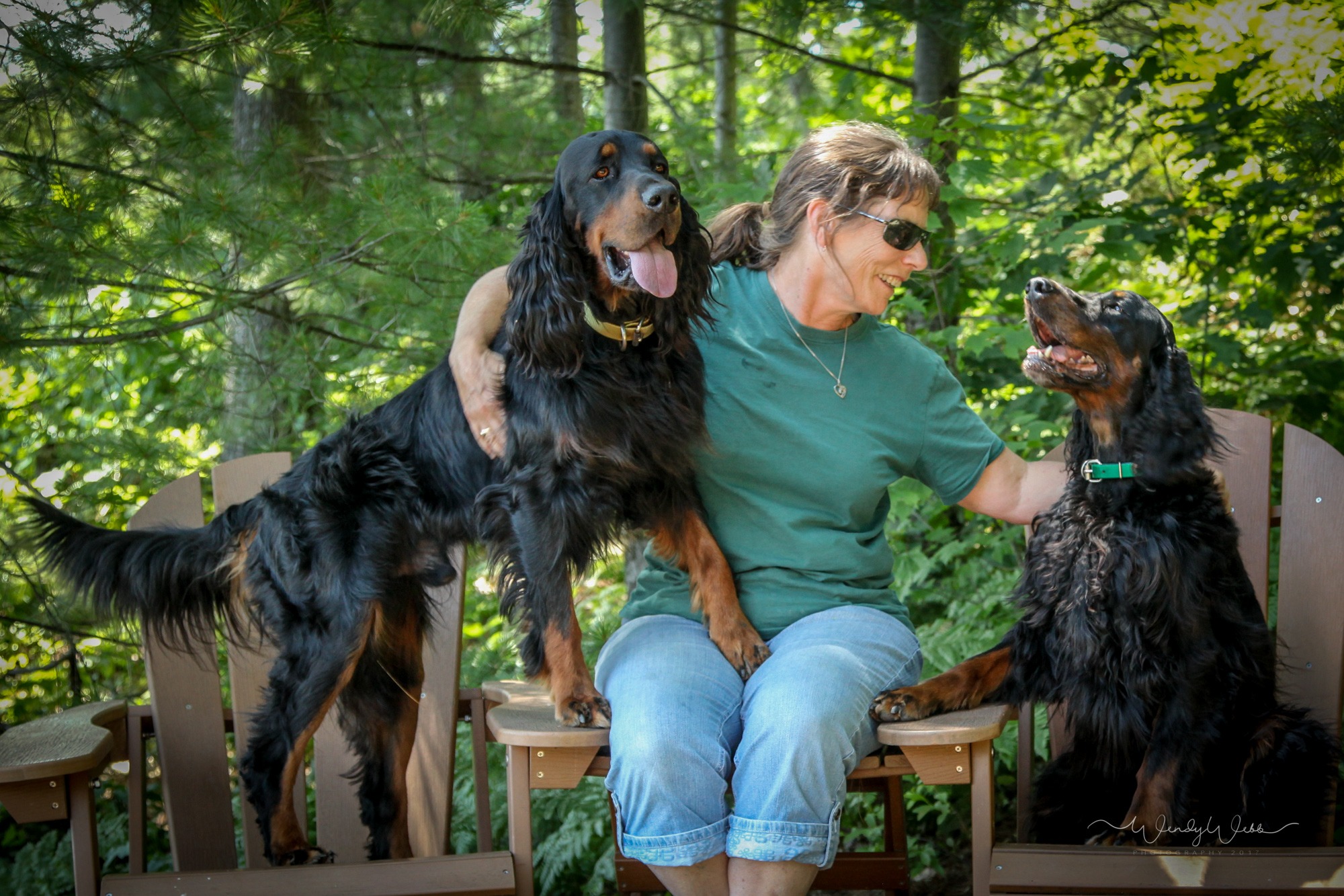 'Doc Fred and two Gordon Setters enjoying each others' company